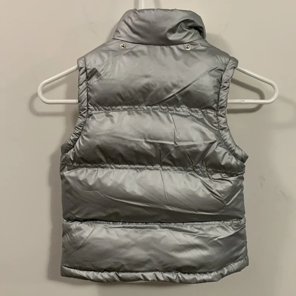 OshKosh Kid’s Puffer Vest Size 4T in silver, girls or boys, very good condition